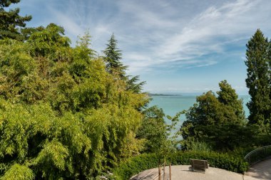 Mainau, Almanya, 20 Temmuz 2023 Güneşli bir günde güzel bir parktan Constance Gölü üzerinde etkileyici bir manzara