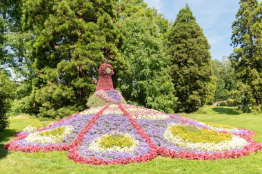 Mainau, Almanya, 20 Temmuz 2023 Çiçeklerle yapılmış bir tavus kuşu güzel bir parkta sergileniyor