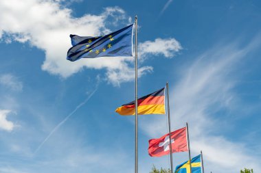 Mainau, Almanya, 20 Temmuz 2023 Avrupa Birliği bayrağı diğer Avrupa bayraklarıyla birlikte dalgalanıyor
