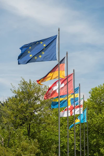 Mainau Německo Července 2023 Vlajka Evropské Unie Vlní Společně Dalšími — Stock fotografie
