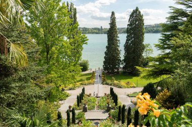 Mainau, Almanya, 20 Temmuz 2023 Güneşli bir günde güzel bir parktan Constance Gölü üzerinde etkileyici bir manzara