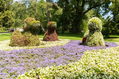 Mainau, Almanya, 20 Temmuz 2023 Güzel bir parkta çiçeklerle yapılan ördek heykelleri