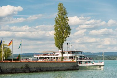 Mainau, Almanya, 20 Temmuz 2023. Bir feribot Constance Gölü 'nden yolcu alıyor.