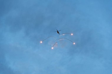 Neuhausen, İsviçre, 31 Temmuz 2023 İsviçre askeri süper puma helikopteri Ren Şelalesi 'ndeki bir hava gösterisinde sahne alıyor.