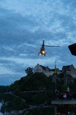 Neuhausen, İsviçre, 31 Temmuz 2023 İsviçre askeri süper puma helikopteri Ren Şelalesi 'ndeki bir hava gösterisinde sahne alıyor.