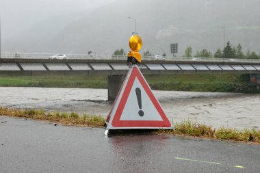 Sevelen / Vaduz, Switzerlan / Lihtenştayn, 28 Ağustos 2023 Ren nehrinin barajında şiddetli bir sel ve şiddetli bir sağanak sırasında uyarı işareti