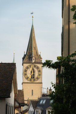 Zürih, İsviçre, 17 Haziran 2023 Aziz Peter kilisesinin şehir merkezindeki kulesi