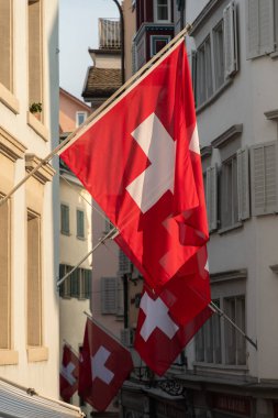 Zürih, İsviçre, 17 Haziran 2023 İsviçre bayrakları eski kasabadaki cephelerde