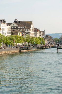 Zürih, İsviçre, 17 Haziran 2023 Şehir merkezindeki Limmat Nehri 'ne bakın.