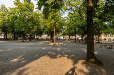 Zürih, İsviçre, 17 Haziran 2023 Şehir merkezinde yeşil ağaçları olan küçük bir park.