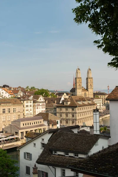 Curych Švýcarsko Června 2023 Majestátní Pohled Centrum Města Munsterským Kostelem — Stock fotografie