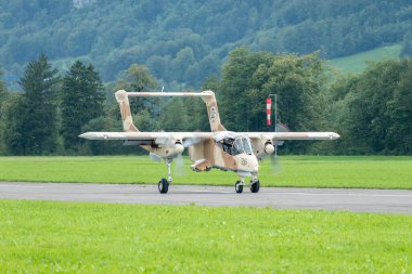 Mollis, İsviçre, 18 Ağustos 2023 F-AZKM Kuzey Amerika OV-10B Bronco 01 numaralı piste iniyor.