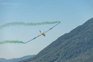 Mollis, İsviçre, 18 Ağustos 2023 Bir hava gösterisi sırasında Blanic L13 Planör akrobatik uçuş izin