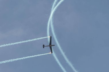 Mollis, İsviçre, 18 Ağustos 2023 Bir hava gösterisi sırasında Blanic L13 Planör akrobatik uçuş izin