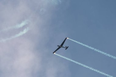 Mollis, İsviçre, 18 Ağustos 2023 Bir hava gösterisi sırasında Blanic L13 Planör akrobatik uçuş izin