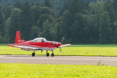 Mollis, İsviçre, 18 Ağustos 2023 Pilatus PC-7 uçağı pist boyunca ilerliyor.