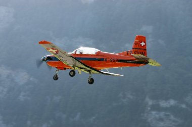 Mollis, İsviçre, 18 Ağustos 2023 Pilatus PC-7 uçağı 19 numaralı pistten kalkıyor.