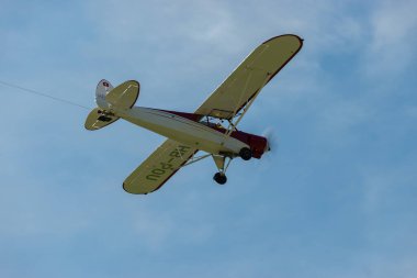 Mollis, İsviçre, 18 Ağustos 2023 HB-POU Piper PA-18 Super Cub uçağı 01 numaralı pistten kalkıyor.