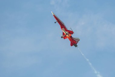 Mollis, İsviçre, 18 Ağustos 2023 Patrouille Suisse Northrop F-5E Tiger II askeri jeti bir hava gösterisi sırasında akrobatik uçuşlar yapıyor.