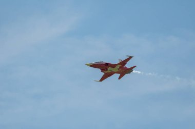 Mollis, İsviçre, 18 Ağustos 2023 Patrouille Suisse Northrop F-5E Tiger II askeri jeti bir hava gösterisi sırasında akrobatik uçuşlar yapıyor.