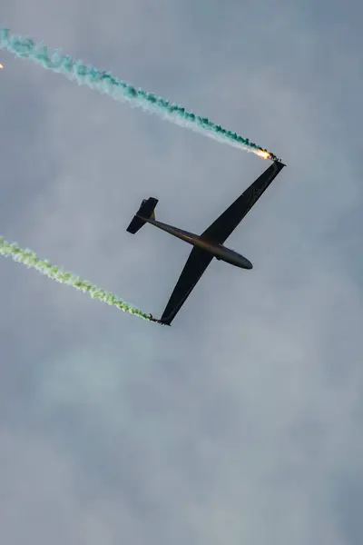 2023年8月18日 瑞士莫利斯让布兰尼克L13滑翔机在空中表演时的杂技飞行 — 图库照片