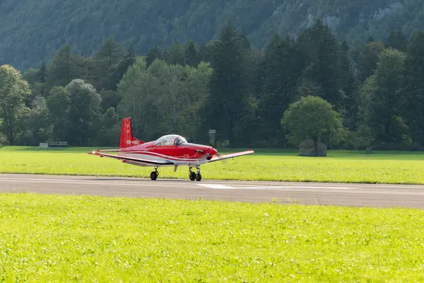 2023年8月18日 瑞士莫利斯市 Pilatus 7飞机正在跑道上滑行 — 图库照片