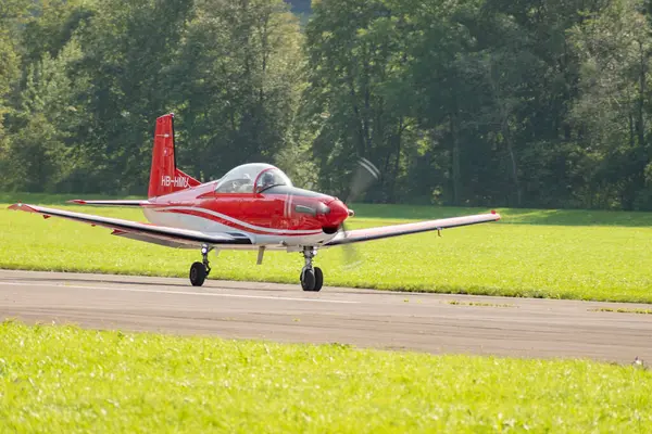 Mollis Schweiz August 2023 Pilatus Flugzeug Rollt Über Die Landebahn — Stockfoto