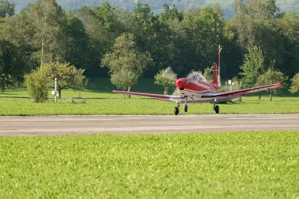 Mollis Švýcarsko Srpna 2023 Letadlo Pilatus Odlétá Ranveje — Stock fotografie