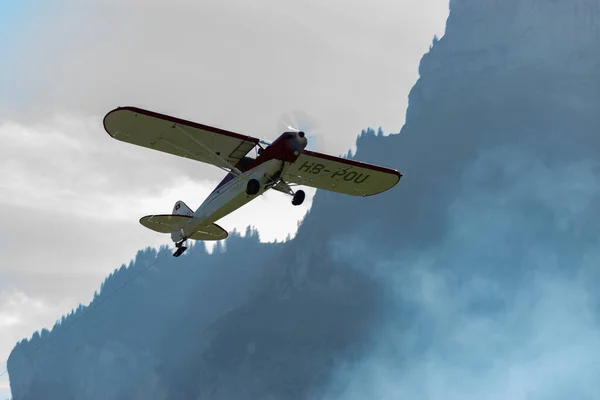 モリス スイス 2023 Pou パイパー スーパーキューブの航空機は滑走路から離陸しています — ストック写真