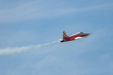 Mollis, İsviçre, 18 Ağustos 2023 Patrouille Suisse Northrop F-5E Tiger II askeri jeti bir hava gösterisi sırasında akrobatik uçuşlar yapıyor.