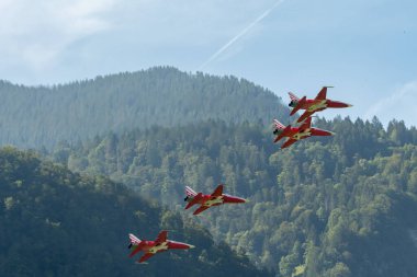 Mollis, İsviçre, 18 Ağustos 2023 Patrouille Suisse Northrop F-5E Tiger II askeri jeti bir hava gösterisi sırasında akrobatik uçuşlar yapıyor.