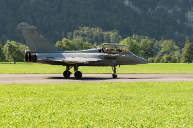 Mollis, İsviçre, 18 Ağustos 2023 Bir hava gösterisi sırasında Dessault Rafale avcı uçağı pistte