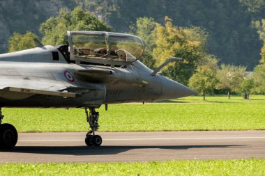 Mollis, İsviçre, 18 Ağustos 2023 Bir hava gösterisi sırasında Dessault Rafale avcı uçağı pistte