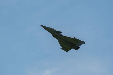 Mollis, İsviçre, 18 Ağustos 2023 Dessault Rafale avcı uçağı hava gösterisi sırasında akrobasi yapıyor.