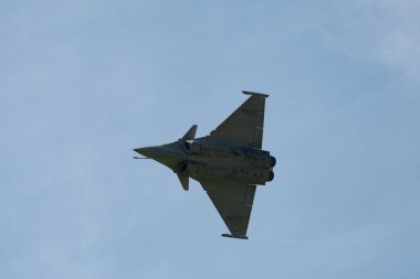 Mollis, İsviçre, 18 Ağustos 2023 Dessault Rafale avcı uçağı hava gösterisi sırasında akrobasi yapıyor.