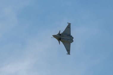 Mollis, İsviçre, 18 Ağustos 2023 Dessault Rafale avcı uçağı hava gösterisi sırasında akrobasi yapıyor.