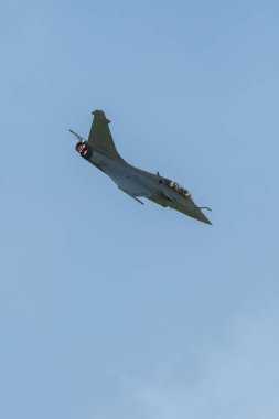 Mollis, İsviçre, 18 Ağustos 2023 Dessault Rafale avcı uçağı hava gösterisi sırasında akrobasi yapıyor.