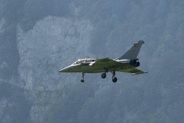 Mollis, İsviçre, 18 Ağustos 2023 Dessault Rafale avcı uçağı hava gösterisi sırasında akrobasi yapıyor.