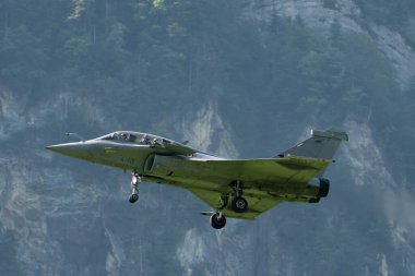 Mollis, İsviçre, 18 Ağustos 2023 Dessault Rafale avcı uçağı hava gösterisi sırasında akrobasi yapıyor.