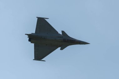 Mollis, İsviçre, 18 Ağustos 2023 Dessault Rafale avcı uçağı hava gösterisi sırasında akrobasi yapıyor.
