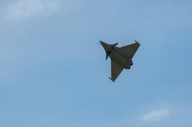 Mollis, İsviçre, 18 Ağustos 2023 Dessault Rafale avcı uçağı hava gösterisi sırasında akrobasi yapıyor.