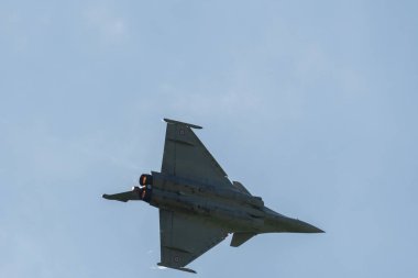 Mollis, İsviçre, 18 Ağustos 2023 Dessault Rafale avcı uçağı hava gösterisi sırasında akrobasi yapıyor.
