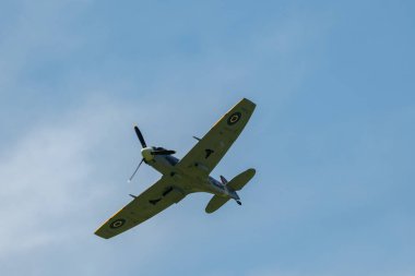 Mollis, İsviçre, 18 Ağustos 2023 EP-120 Supermarine LF Mk Vb Spitfire tarihi uçak gösterisi sırasında