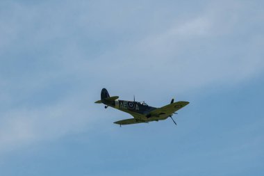 Mollis, İsviçre, 18 Ağustos 2023 EP-120 Supermarine LF Mk Vb Spitfire tarihi uçak gösterisi sırasında
