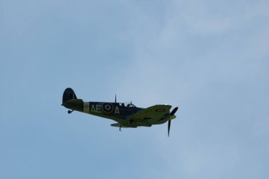 Mollis, İsviçre, 18 Ağustos 2023 EP-120 Supermarine LF Mk Vb Spitfire tarihi uçak gösterisi sırasında