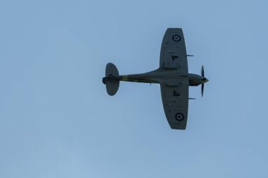 Mollis, İsviçre, 18 Ağustos 2023 EP-120 Supermarine LF Mk Vb Spitfire tarihi uçak gösterisi sırasında