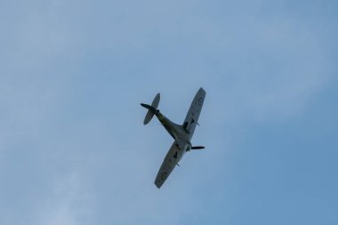 Mollis, İsviçre, 18 Ağustos 2023 EP-120 Supermarine LF Mk Vb Spitfire tarihi uçak gösterisi sırasında