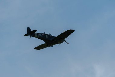 Mollis, İsviçre, 18 Ağustos 2023 EP-120 Supermarine LF Mk Vb Spitfire tarihi uçak gösterisi sırasında