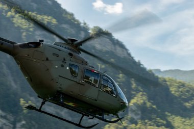 Mollis, İsviçre, 18 Ağustos, 2023 T-367 İsviçre askeri Eurocopter EC-635 P2 + helikopter hava gösterimi sırasında