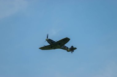 Mollis, İsviçre, 18 Ağustos, 2023 EP-120 Supermarine LF Mk Vb Spitfire Hava Gösterisi sırasında tarihi uçak